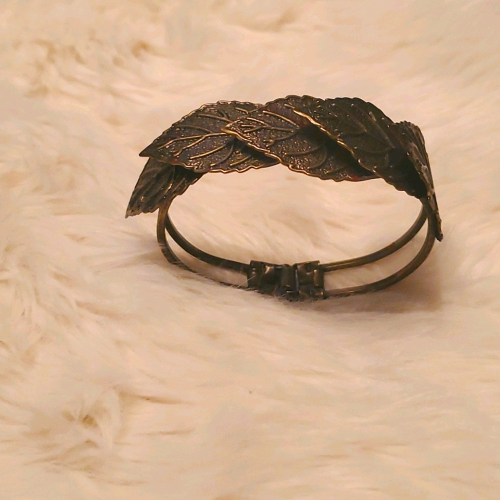 Leafy clasp bracelet